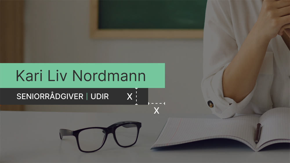 Nærbilde av grønt felt for navn og sort felt for tittel med X som markerer størrelsesforholdet
