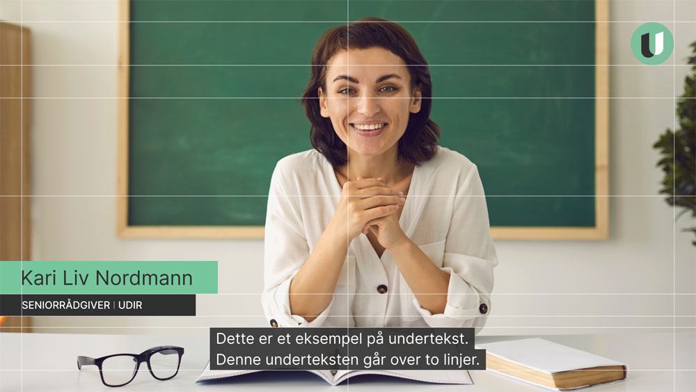 Avlangt foto av kvinne med grønt felt for navn, tittel og teksting hvor streker ligger i bakgrunnen på bildet for å vise plassering